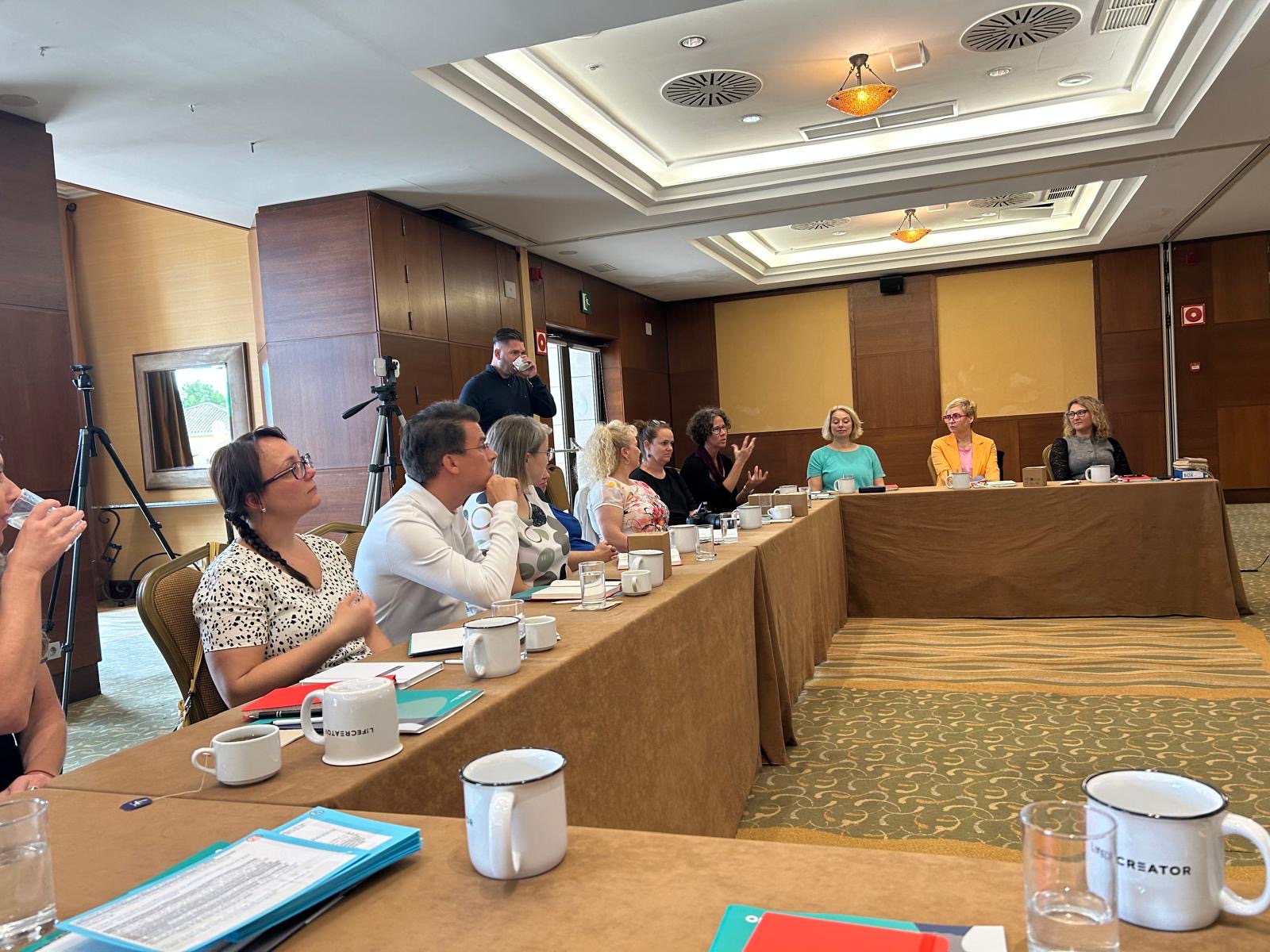 Die Retreat-Gruppe in der U-Runde beim Arbeiten im Seminarraum