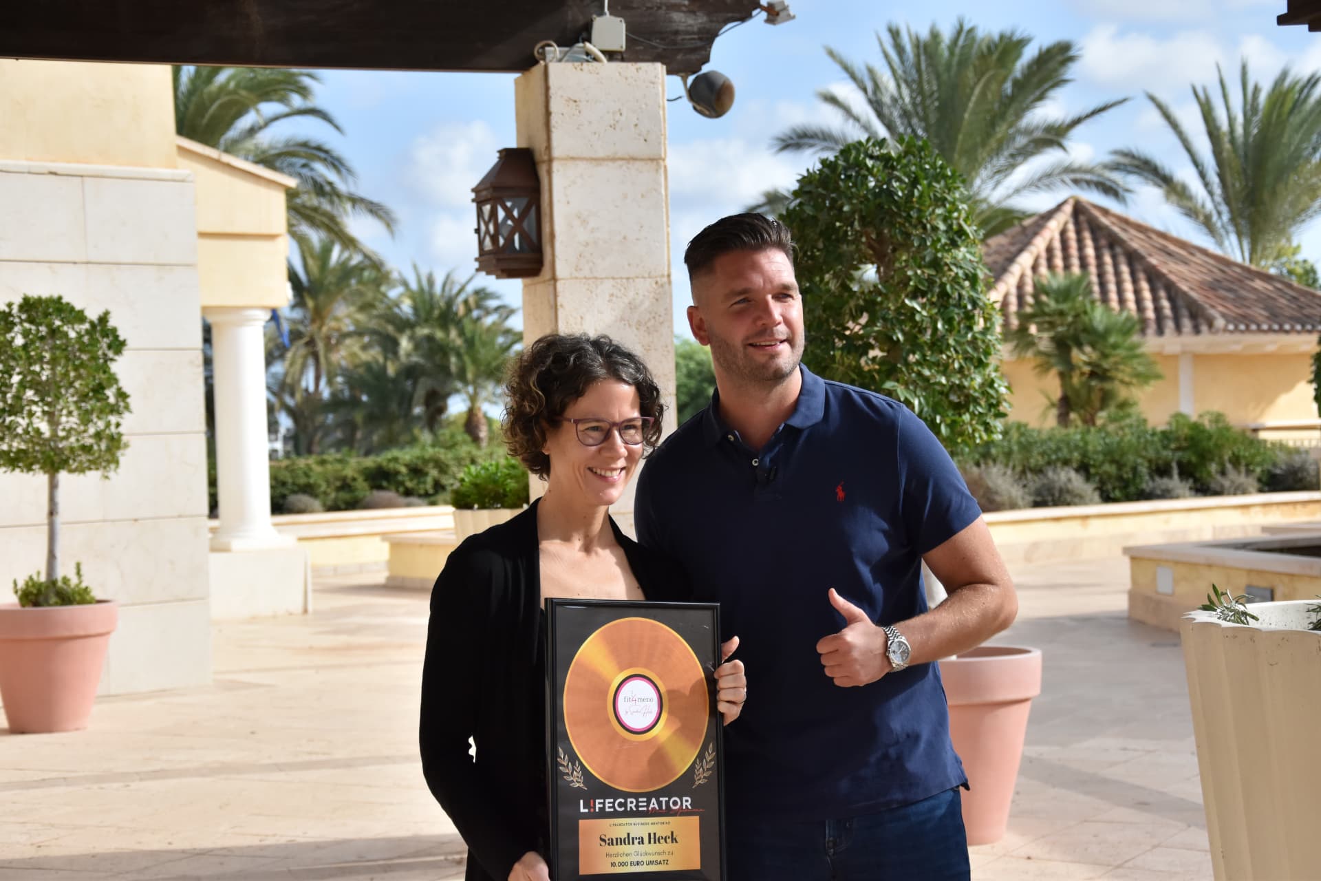 Teilnehmerin mit Auszeichnung für erreichte Umsatzergebnisse mit Maik Stockmann