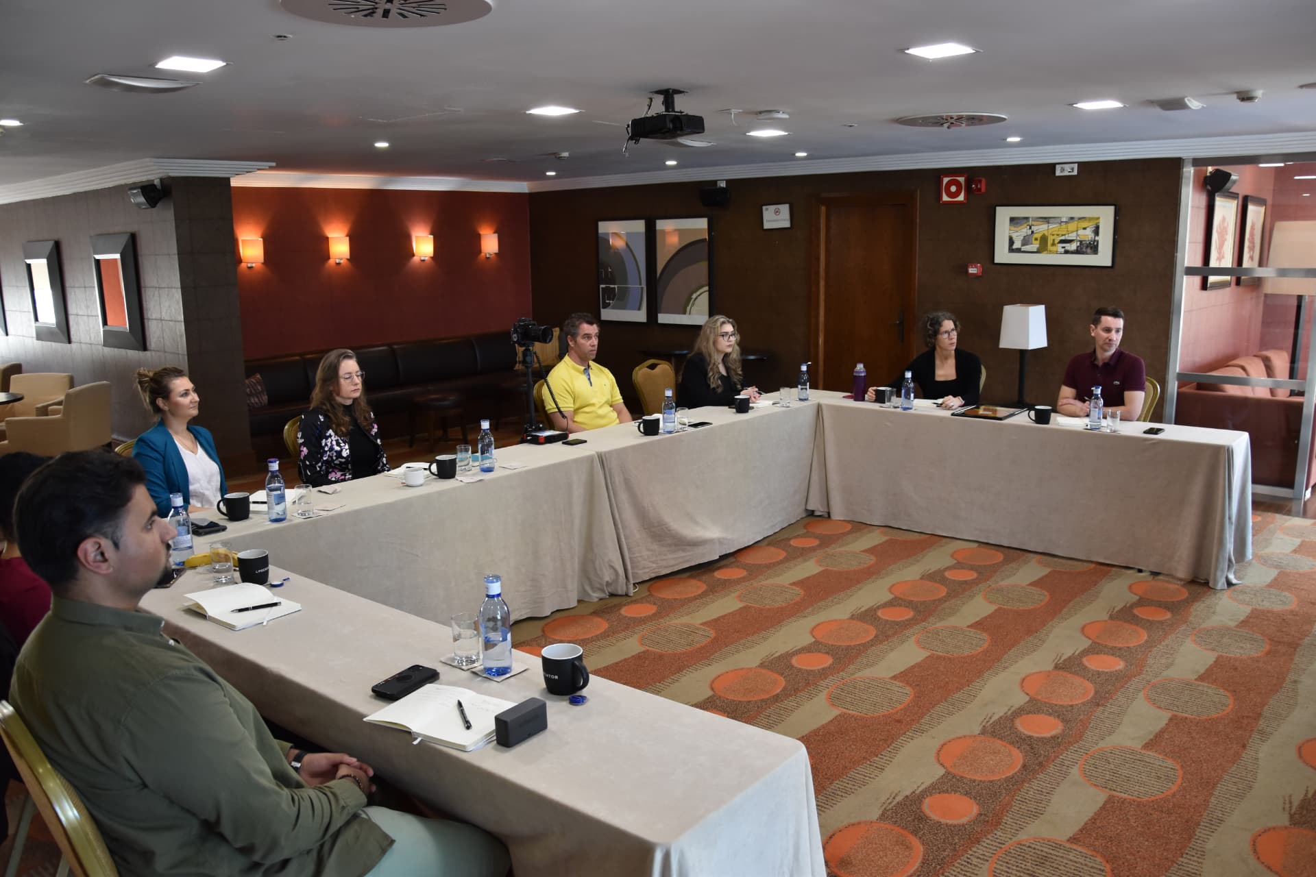 Arbeitsrunde des THERACATION Retreats im Konferenzraum des Resorts