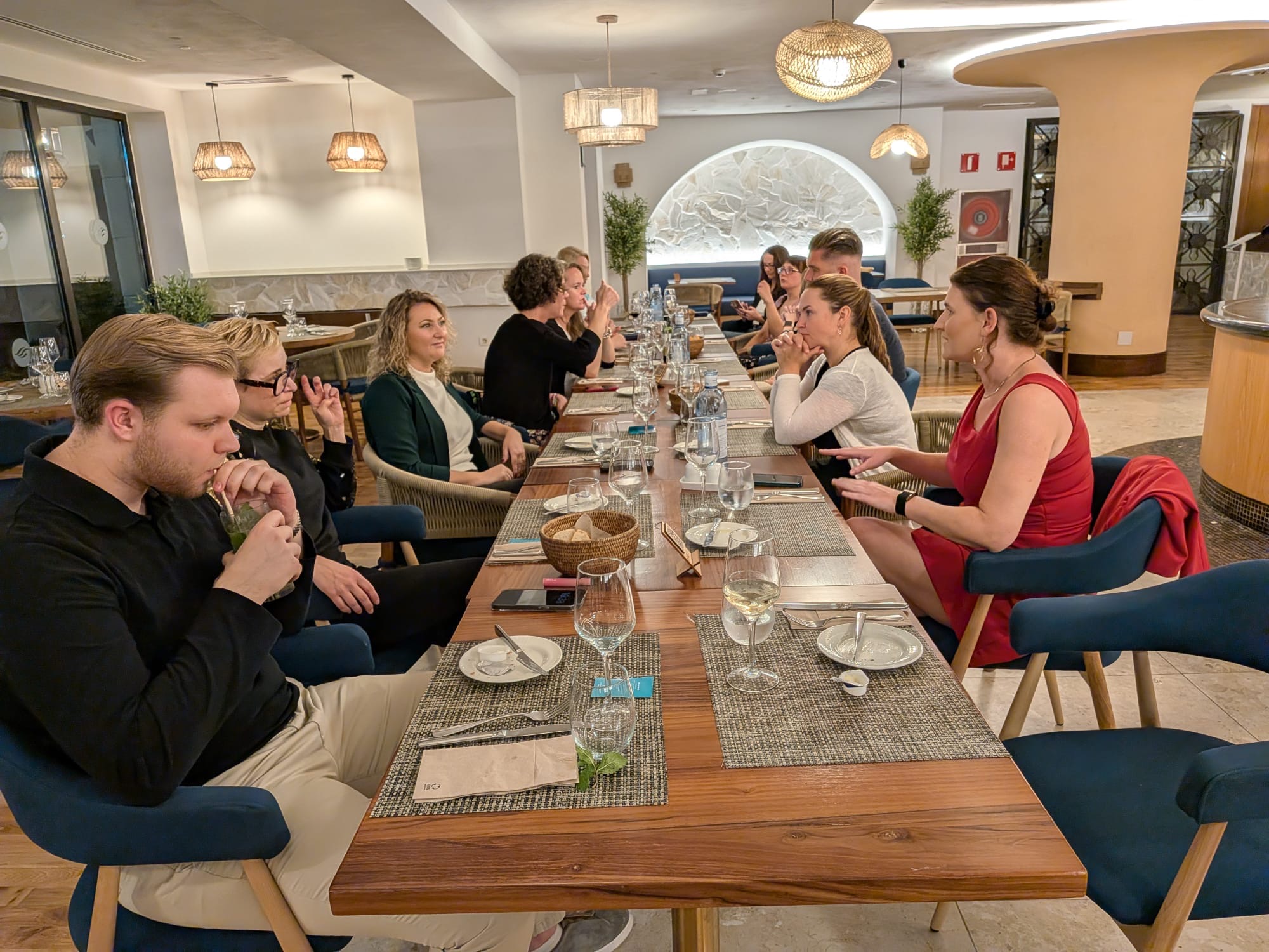 Lange Abendtafel der Retreat-Gruppe im Restaurant des Resorts