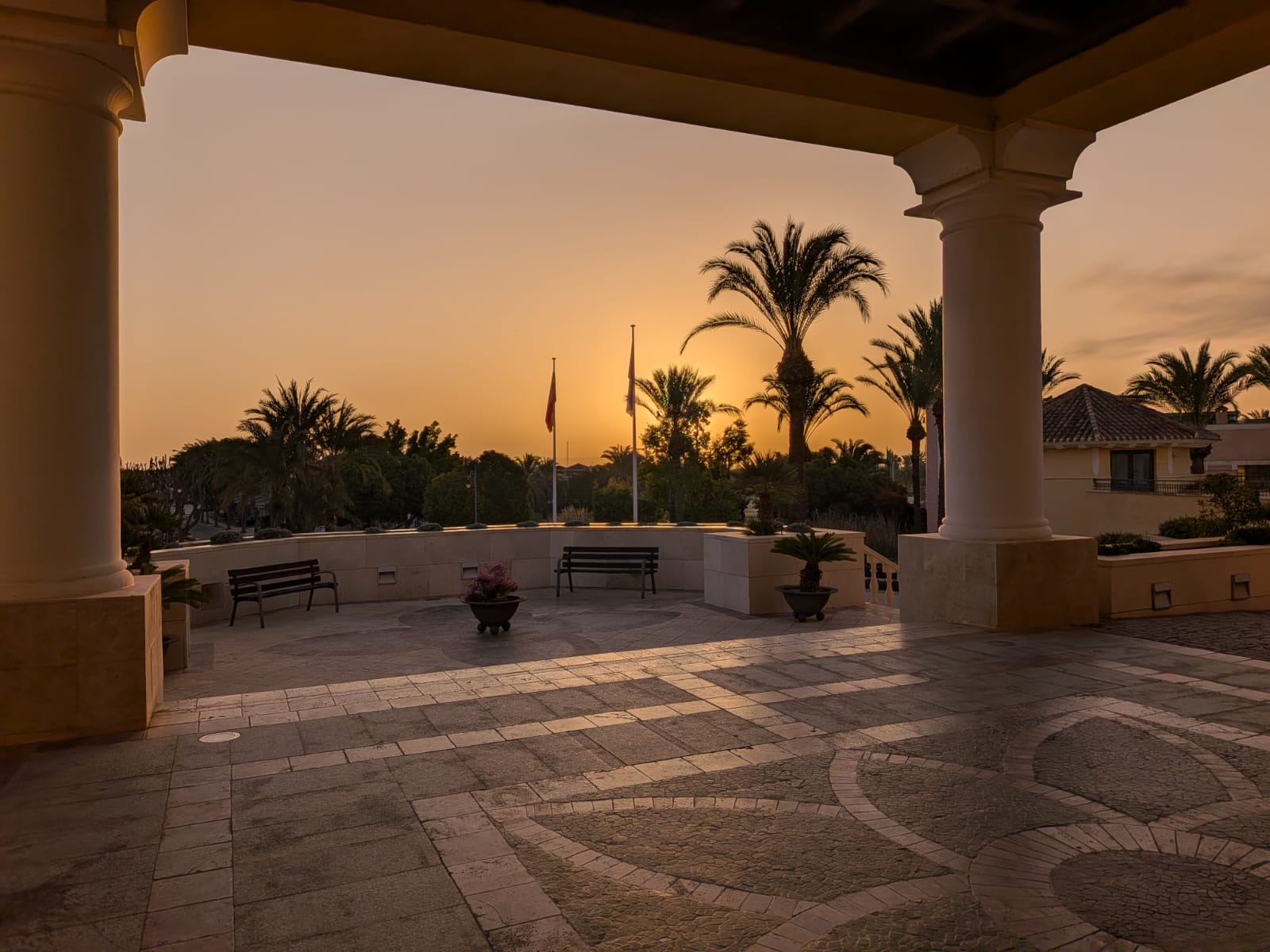 Sonnenuntergang über den Palmen der Resort-Terrasse in Spanien